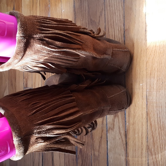 Minnetonka Moccasins Woodstock Chestnut Boots - Picture 5 of 11